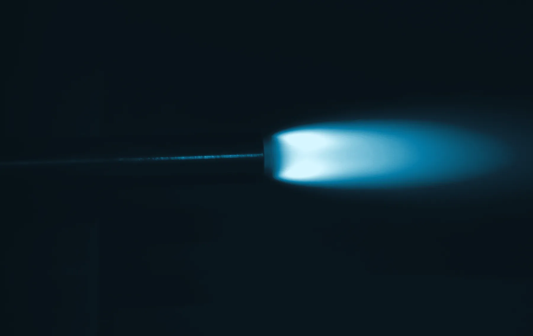 Blaue Flamme eines Brenners im Versuch