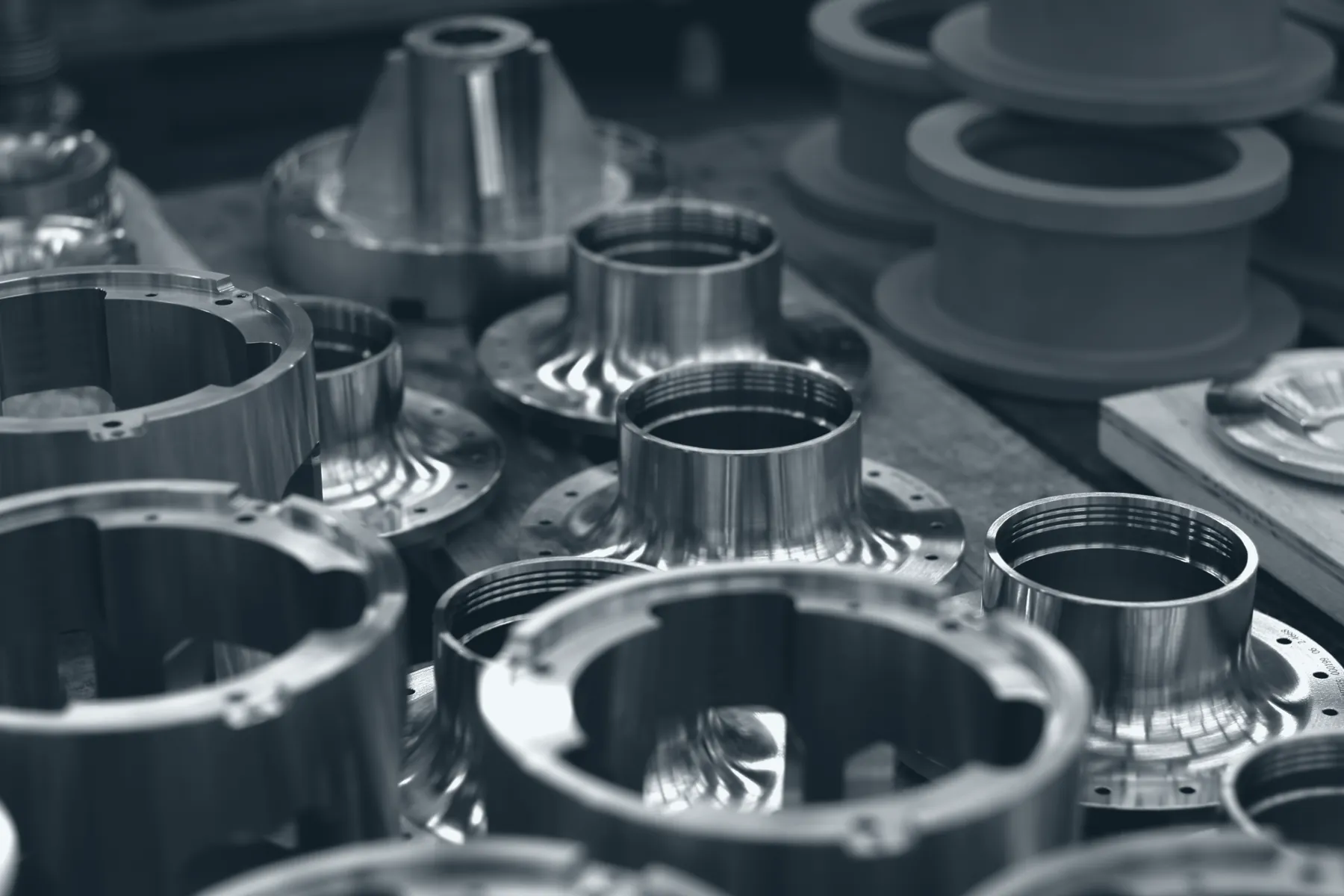 Gefräste Bauteile in der Werkstatt