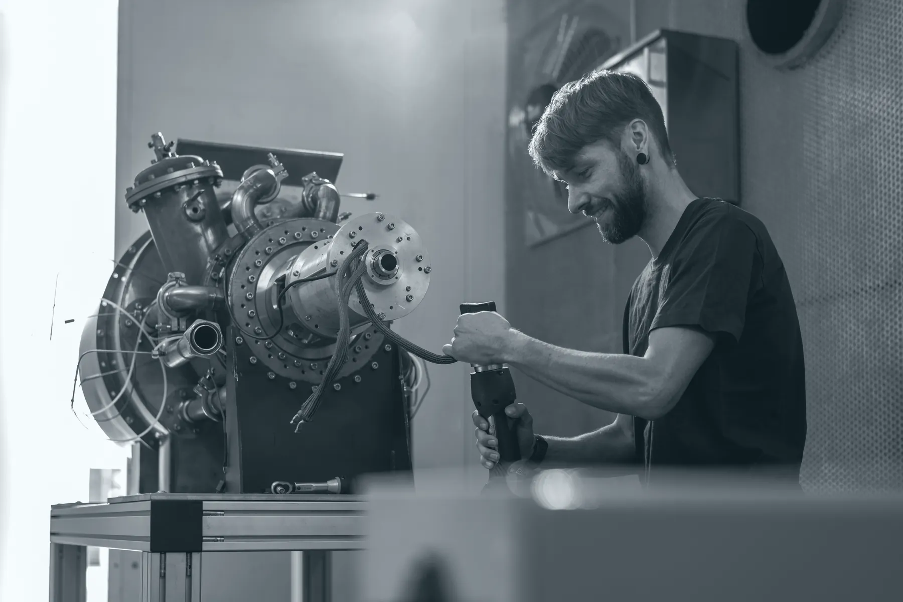 Kollege bei der Arbeit an einer Mikrogasturbine