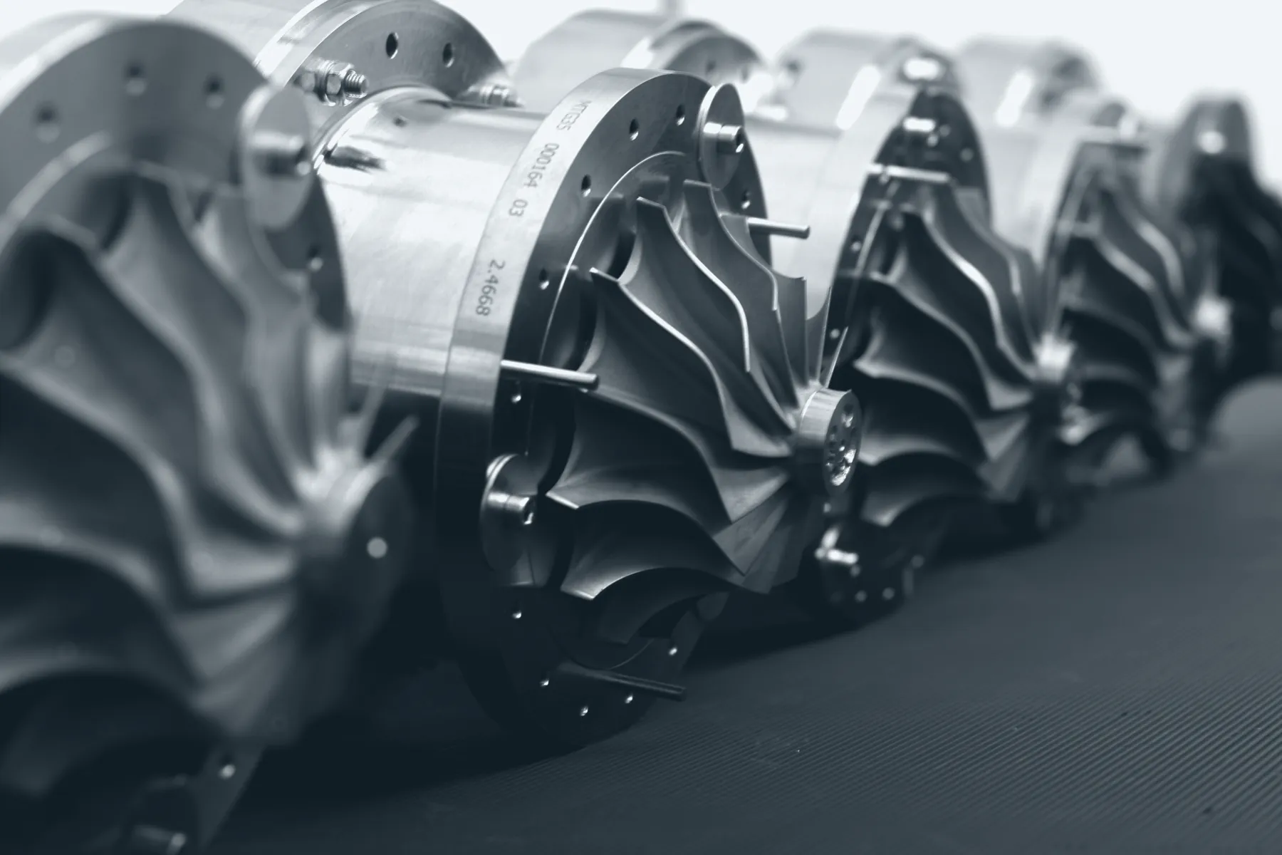 Mehrere Turbogruppen mit Verdichterrädern in einer Reihe