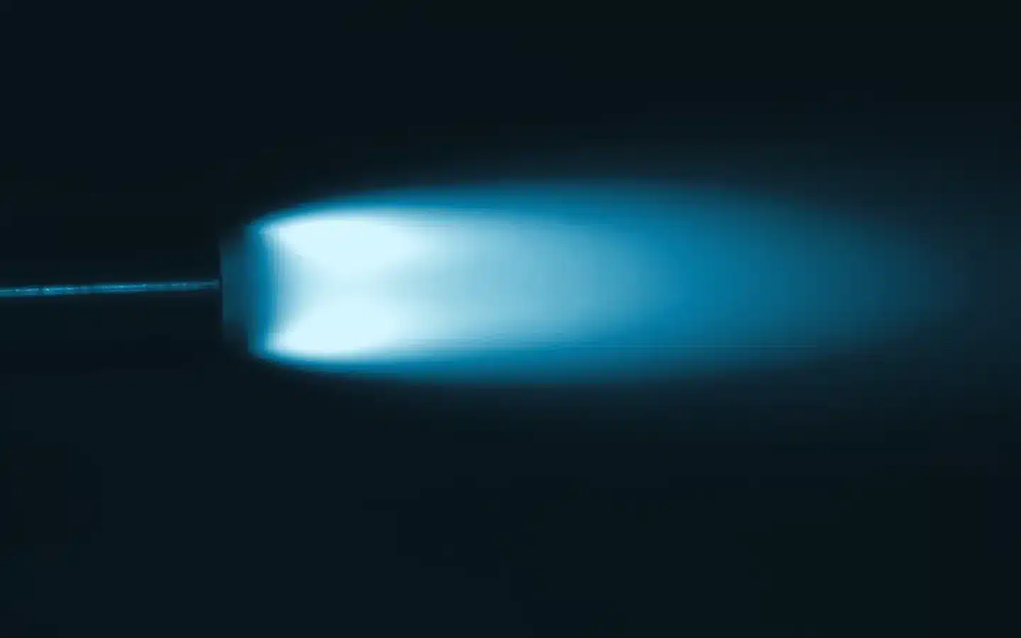 Blaue Flamme eines Brenners im Versuch